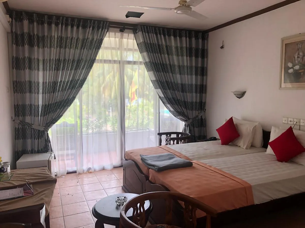 Hotel Lagoon Paradise Negombo