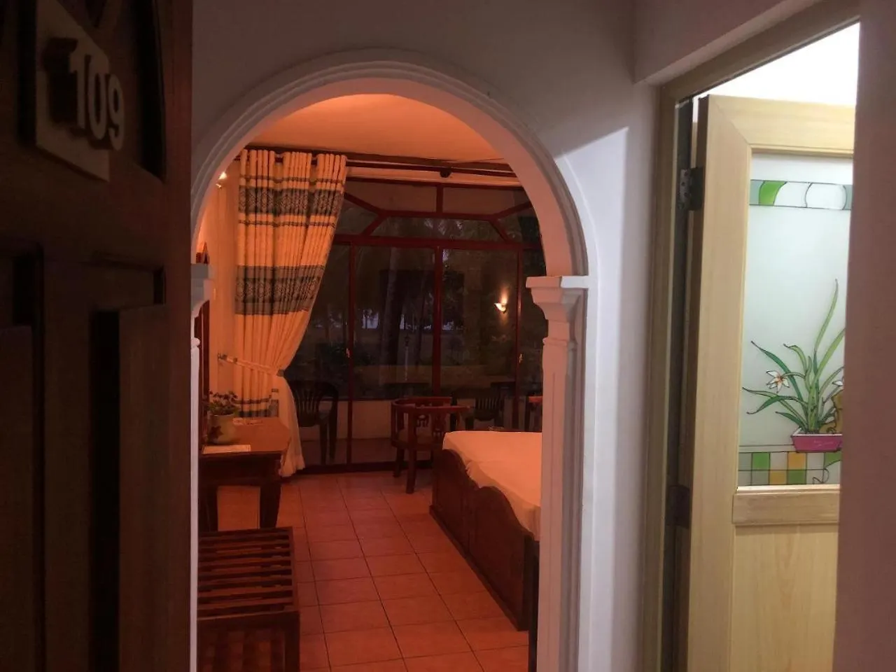 Hotel Lagoon Paradise Negombo