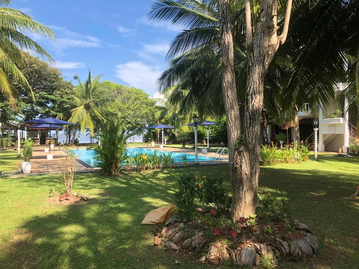 Hotel Lagoon Paradise Negombo